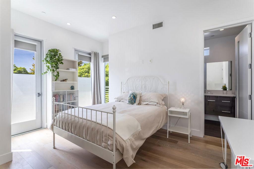 S Barrington Ave, Los Angeles, CA 90066