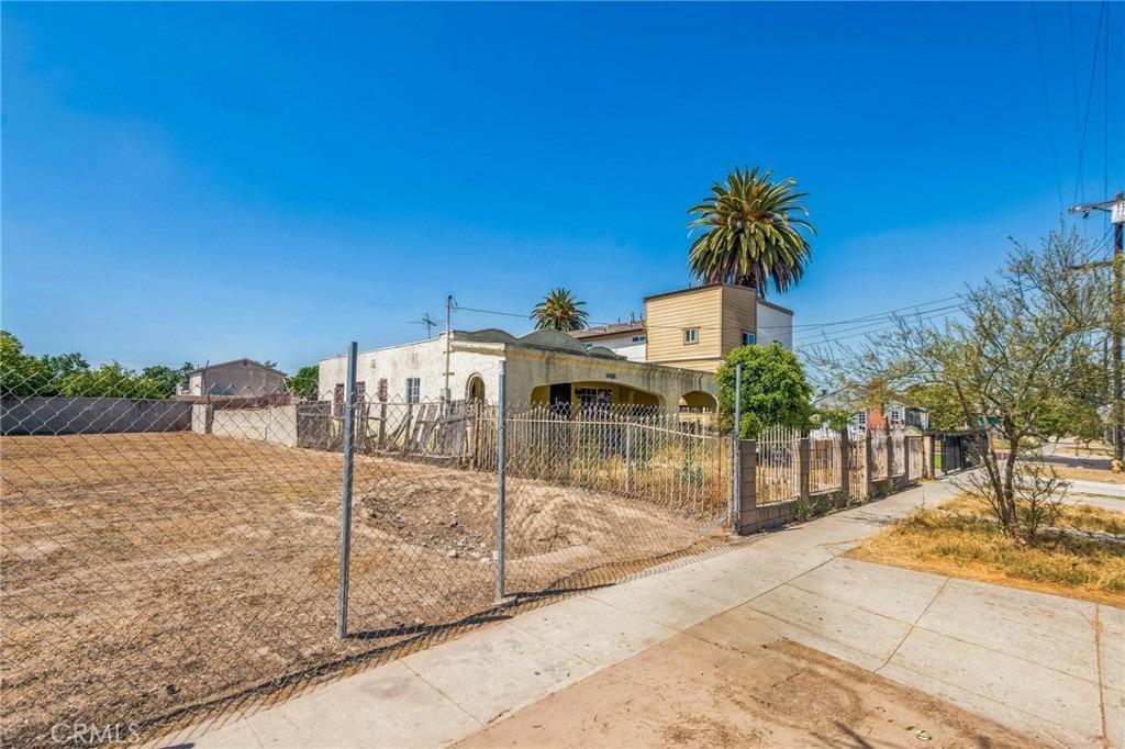W 104th St, Los Angeles, CA 90003