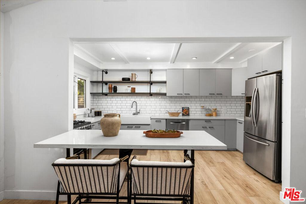 Andasol Ave, Encino, CA 91316