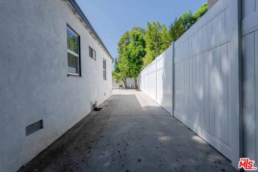 Fallbrook Ave, Woodland Hills, CA 91367