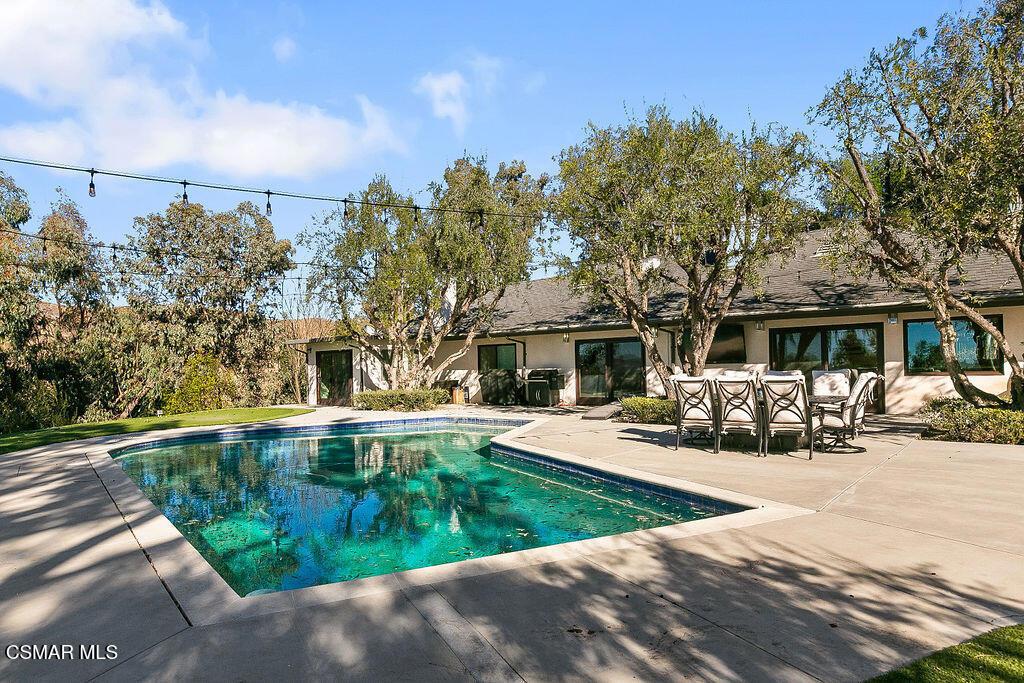 Dumont Pl, Woodland Hills, CA 91364