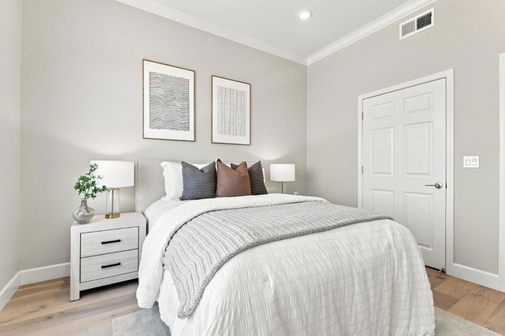 Llano De Los Robles Ave, San Jose, CA 95136