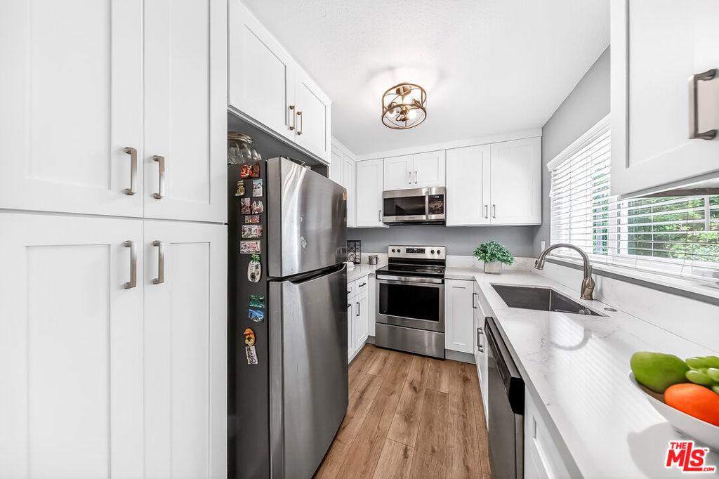 Lennox Ave, Van Nuys, CA 91405