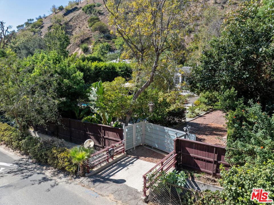 Nichols Canyon Rd, Los Angeles, CA 90046