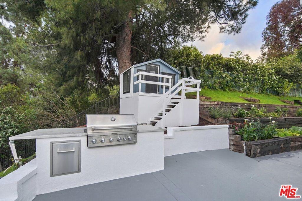 Clarinda Dr, Tarzana, CA 91356
