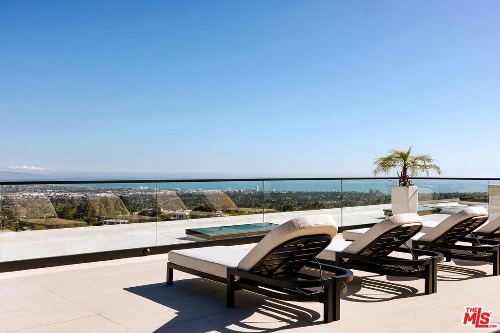 Chickory Ln, Los Angeles, CA 90049