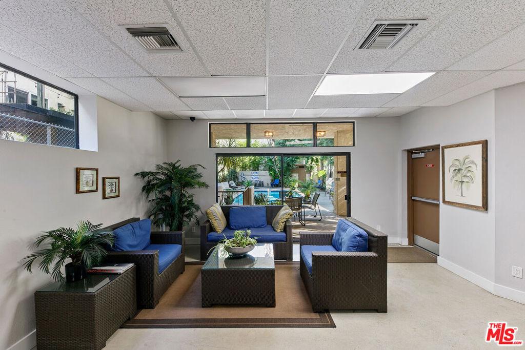 Palm Ave, West Hollywood, CA 90069