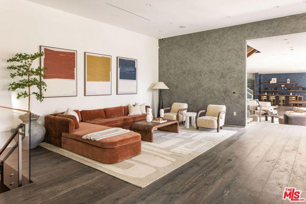 Chantilly Rd, Los Angeles, CA 90077