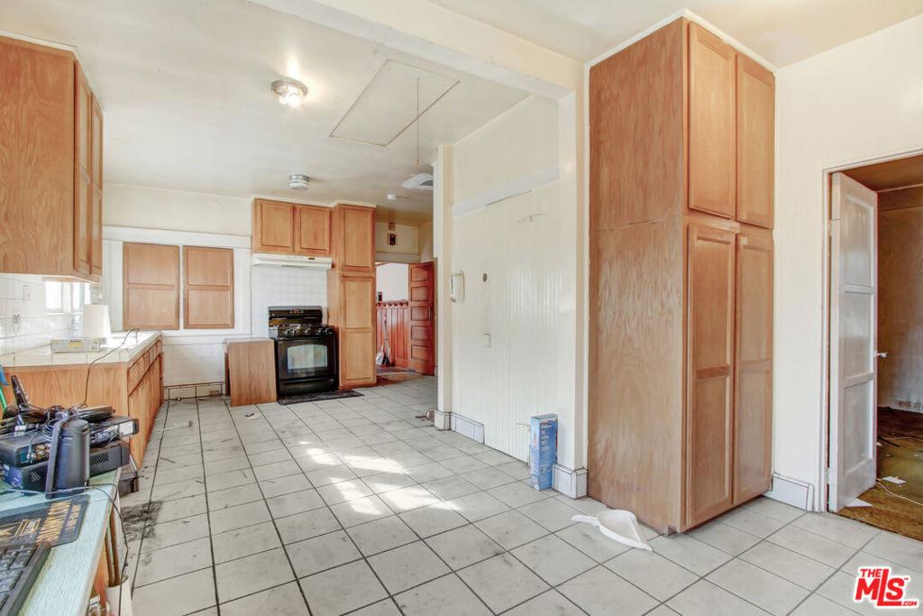 W 52nd St, Los Angeles, CA 90037