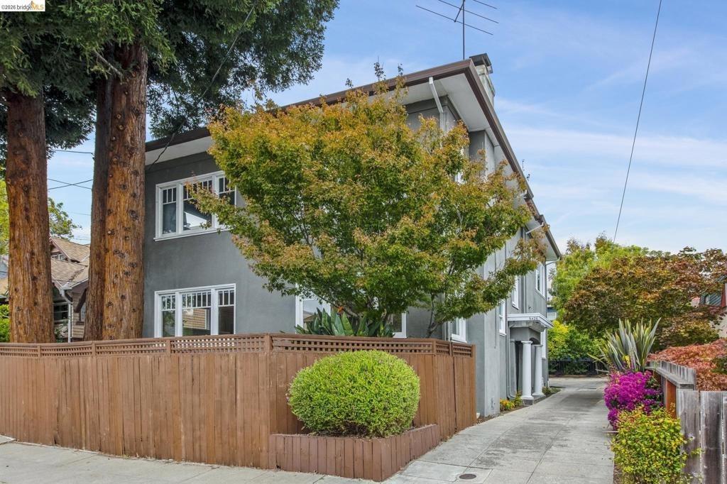 Benvenue Ave, Oakland, CA 94618
