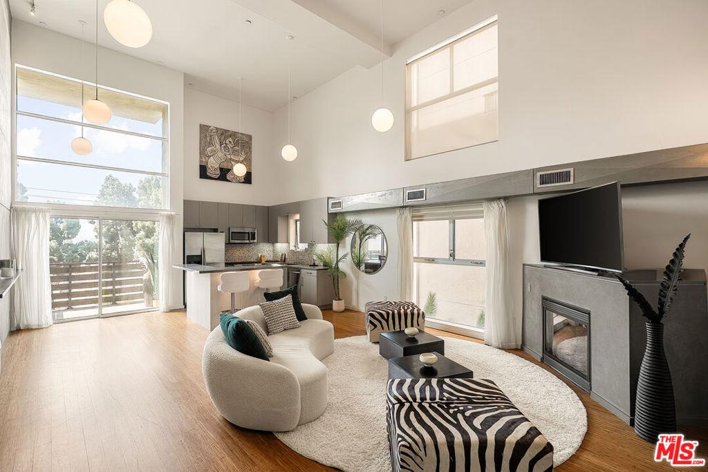 Hawthorn Ave, Los Angeles, CA 90028