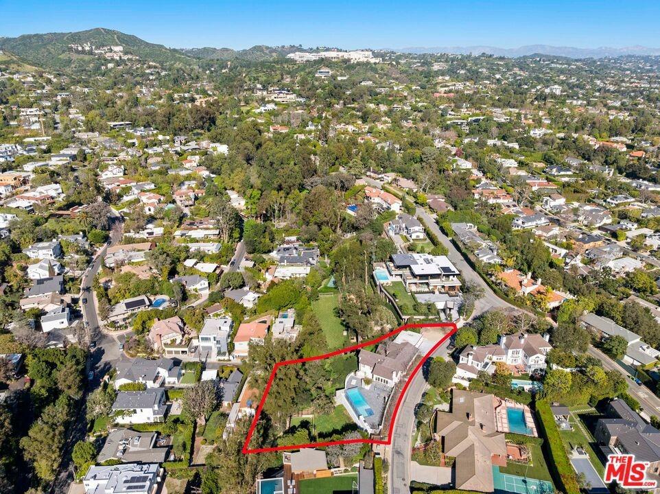 Crown Dr, Los Angeles, CA 90049
