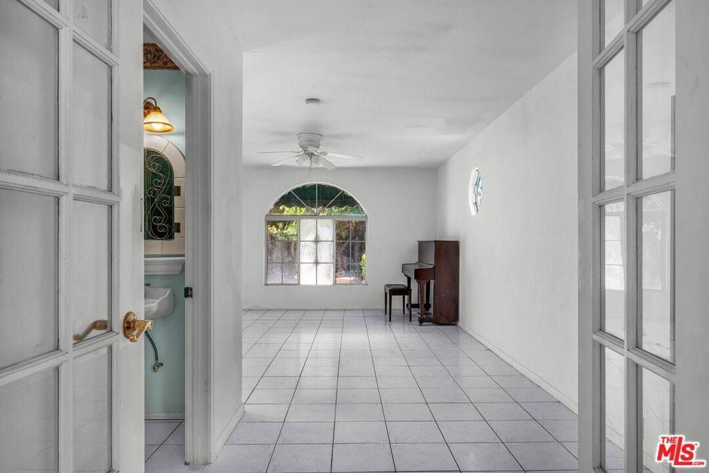 W 80th St, Los Angeles, CA 90047