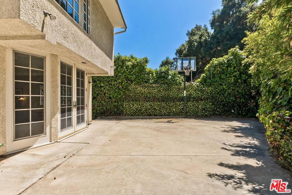 Chantilly Rd, Los Angeles, CA 90077