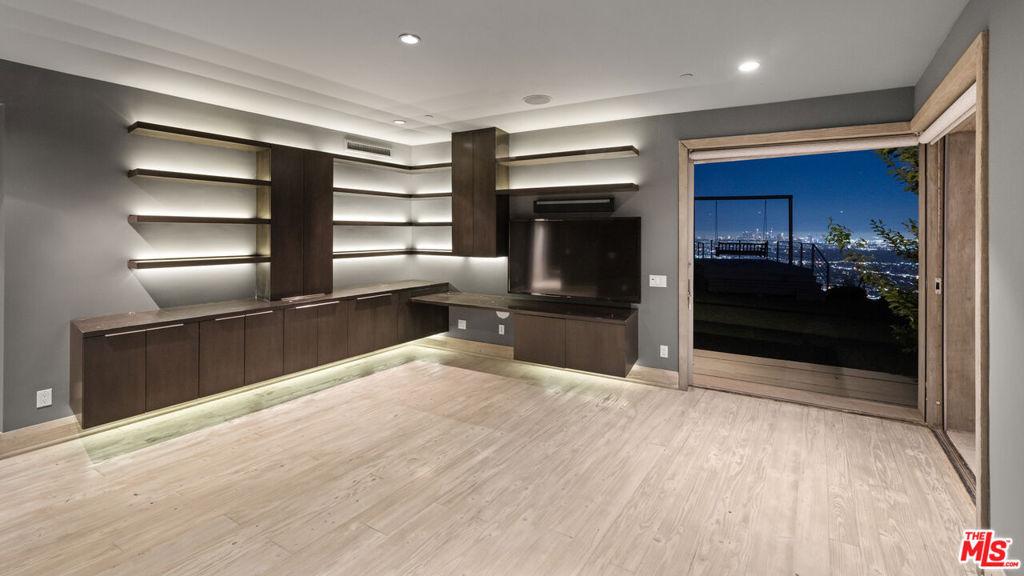 Viewmont Dr, Los Angeles, CA 90069