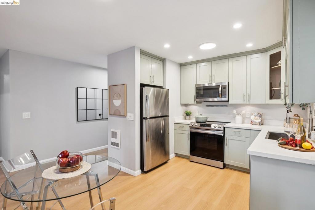 Bayo Vista Ave, Oakland, CA 94611
