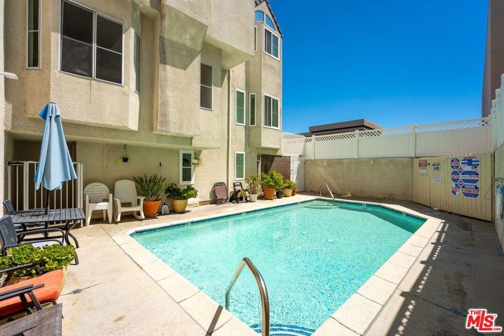 Yarmouth Ave, Encino, CA 91316