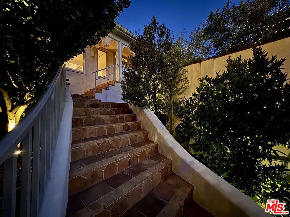 Hillcrest Rd, Los Angeles, CA 90068