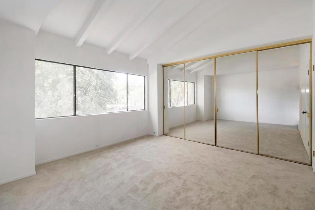 Woodside Ln E, Sacramento, CA 95825