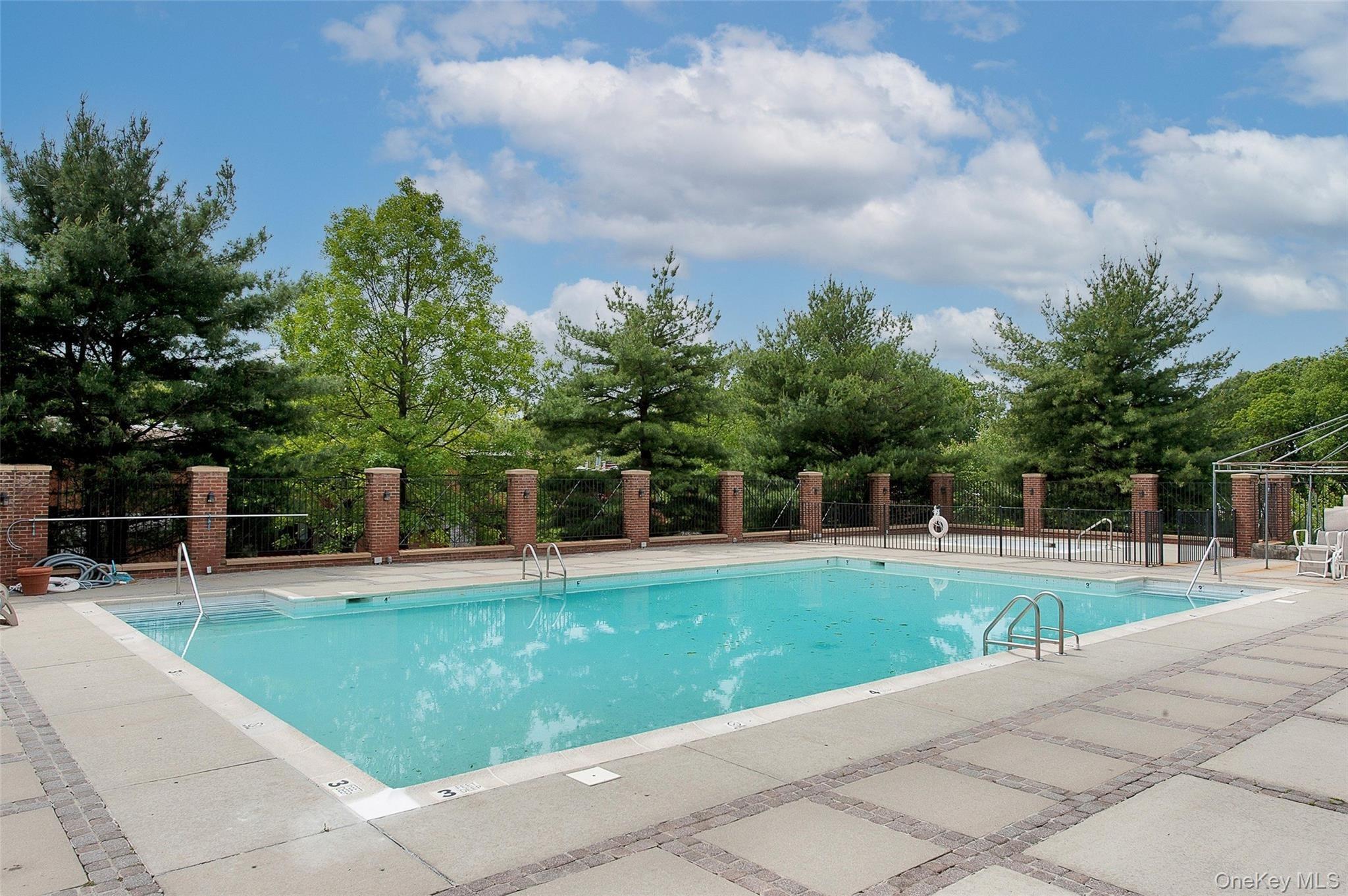 Pony Cir, Roslyn Heights, NY 11577