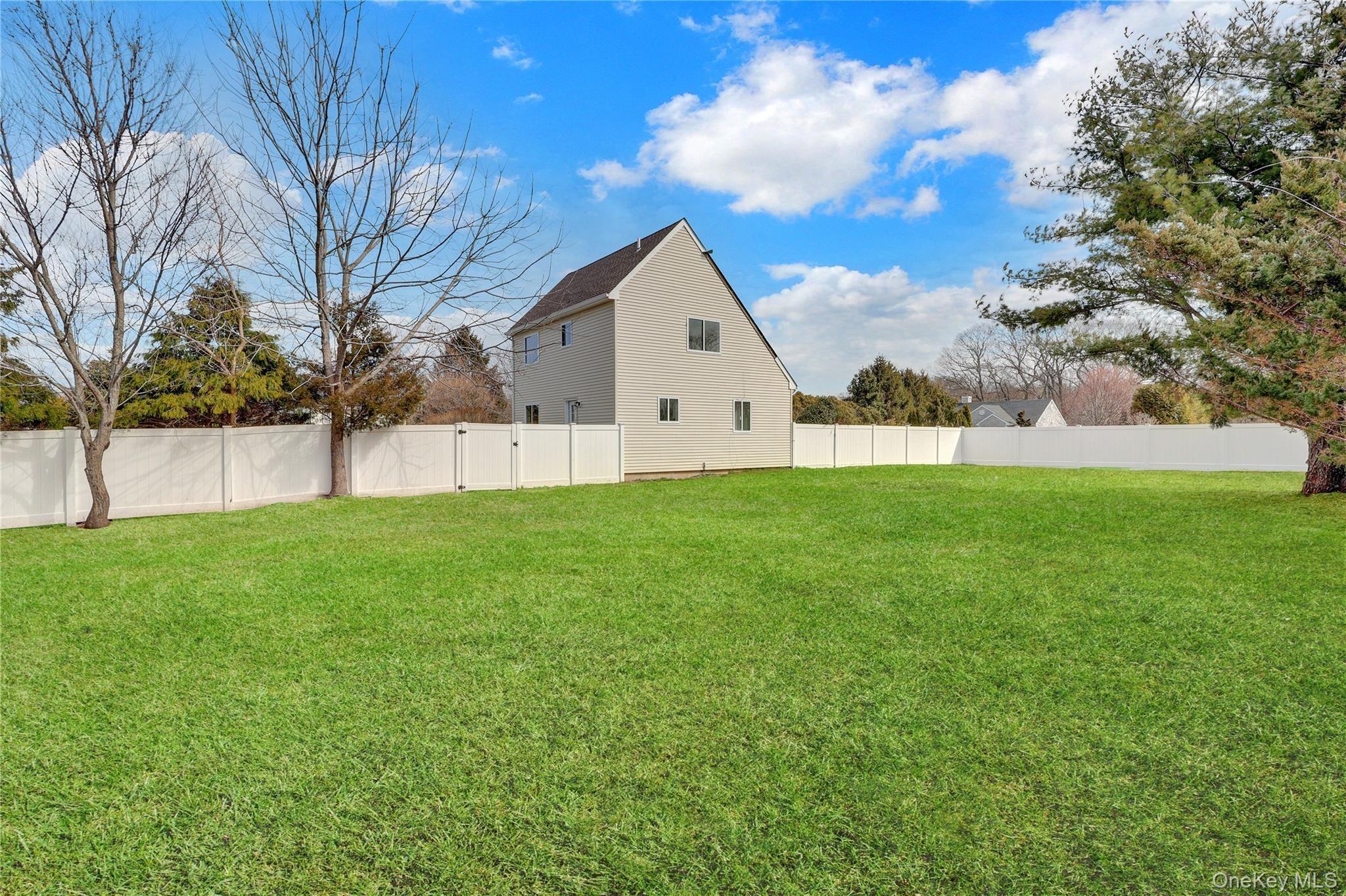 Roan Ln, Riverhead, NY 11901