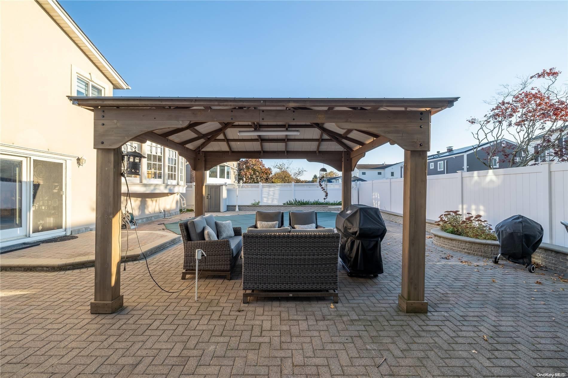 Greentree Dr, Oceanside, NY 11572
