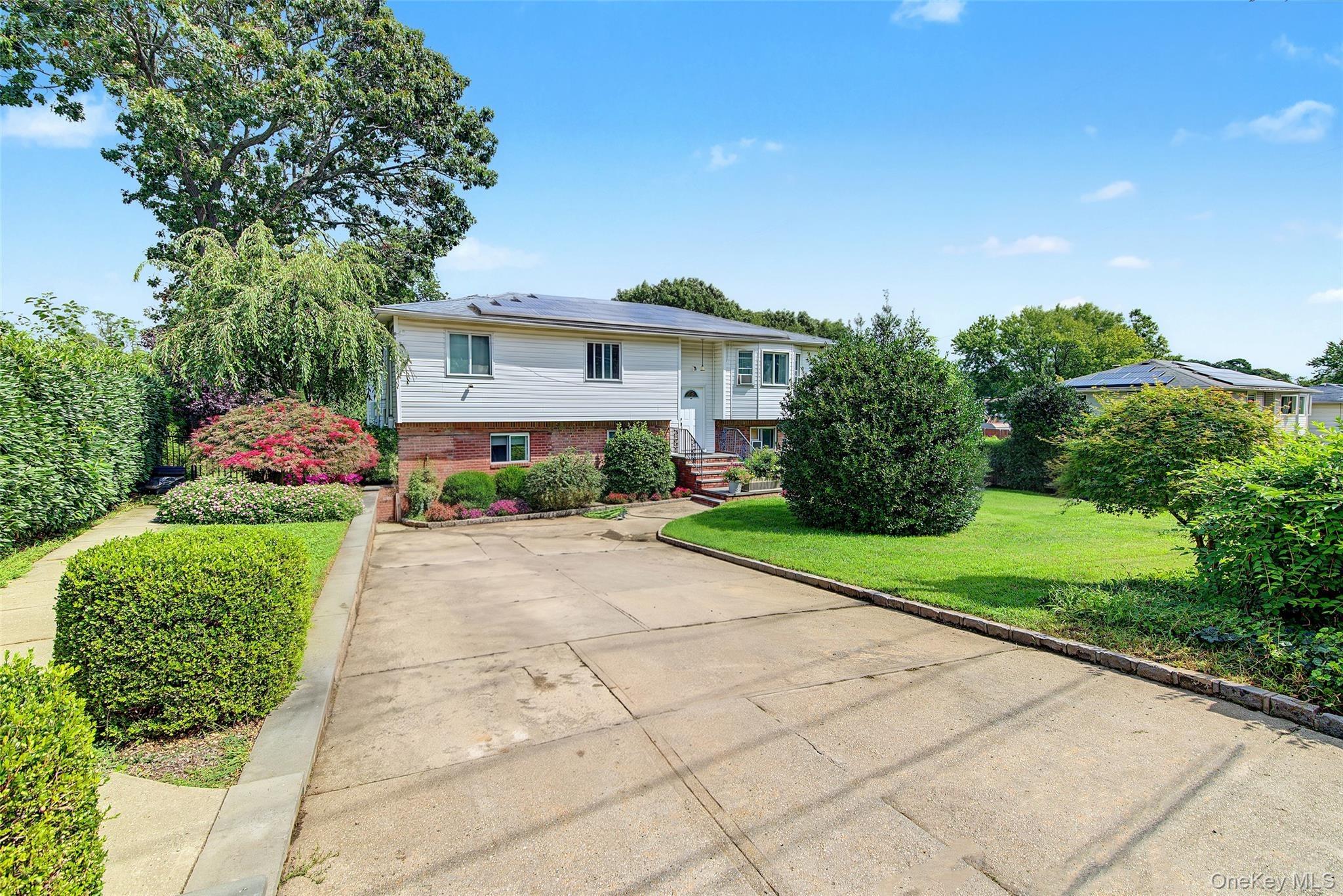 Massachusetts Ave, Bay Shore, NY 11706