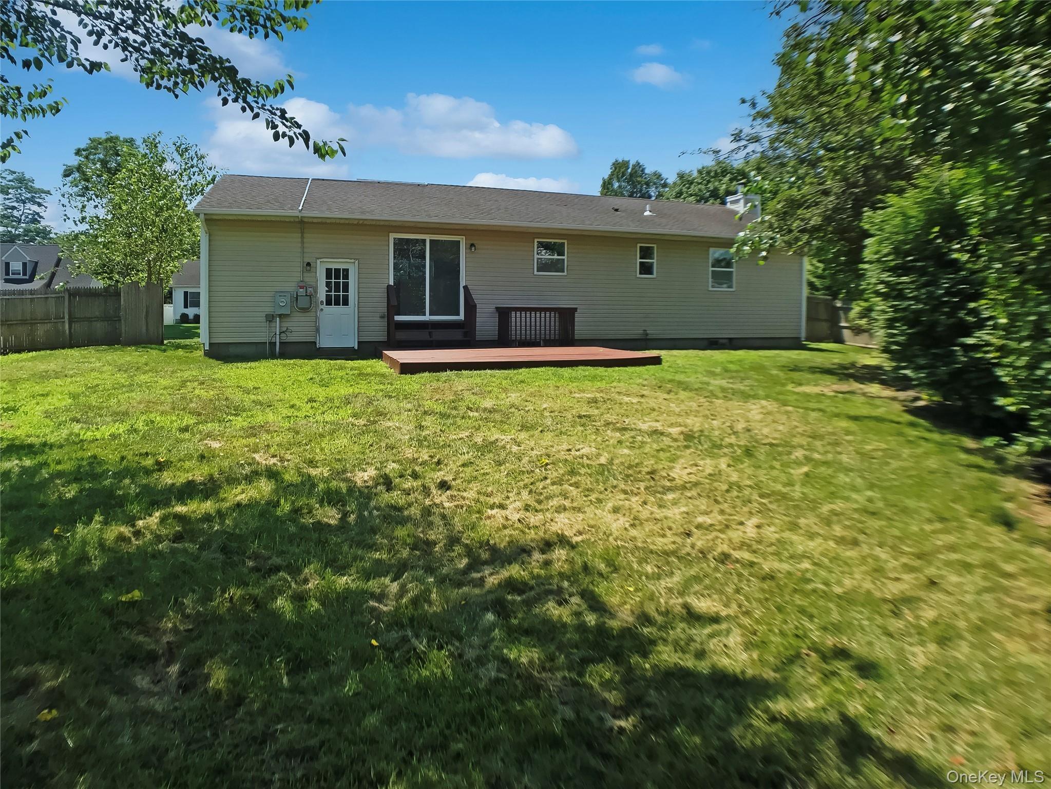 Meadow Ct, Manorville, NY 11949