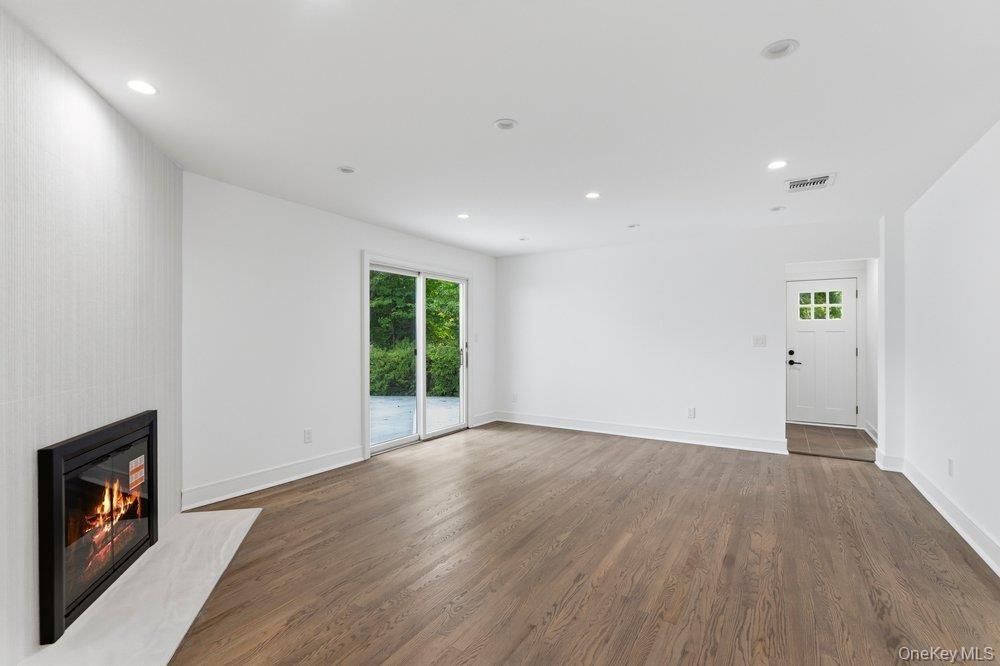 Harvard Dr, Plainview, NY 11803