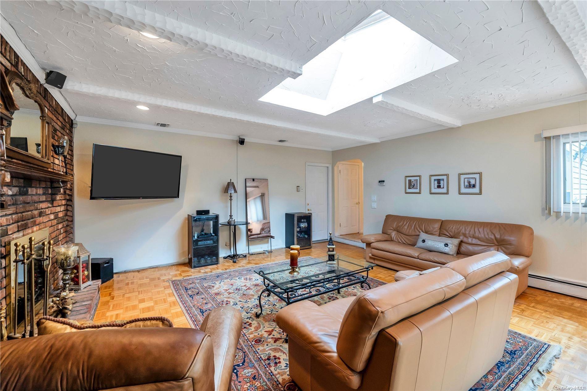 Aron Dr, Woodbury, NY 11797