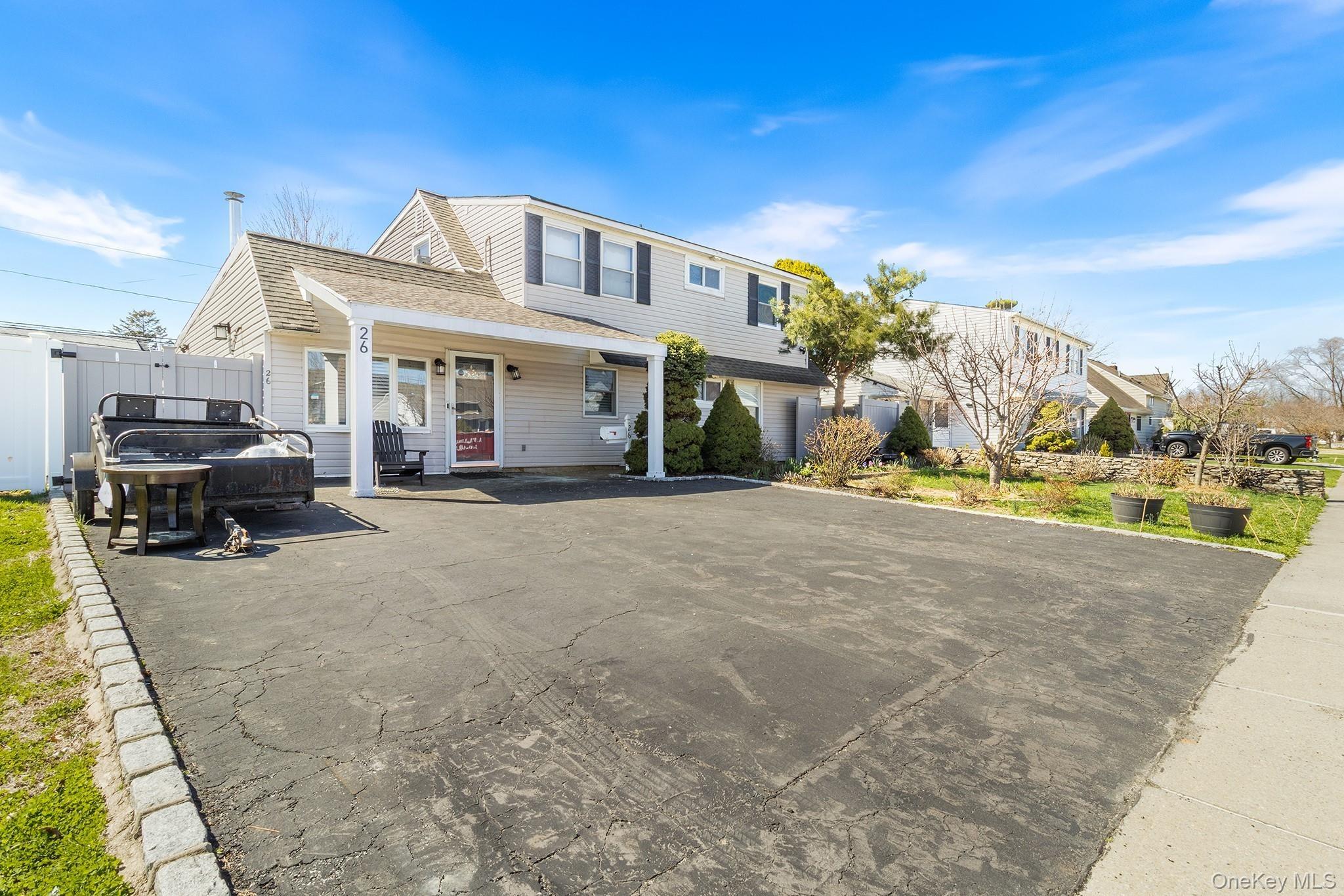 Picture Ln, Hicksville, NY 11801