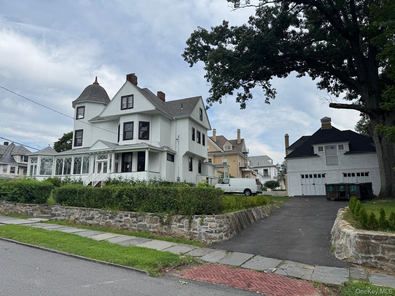 Summit Ave, Mount Vernon, NY 10550