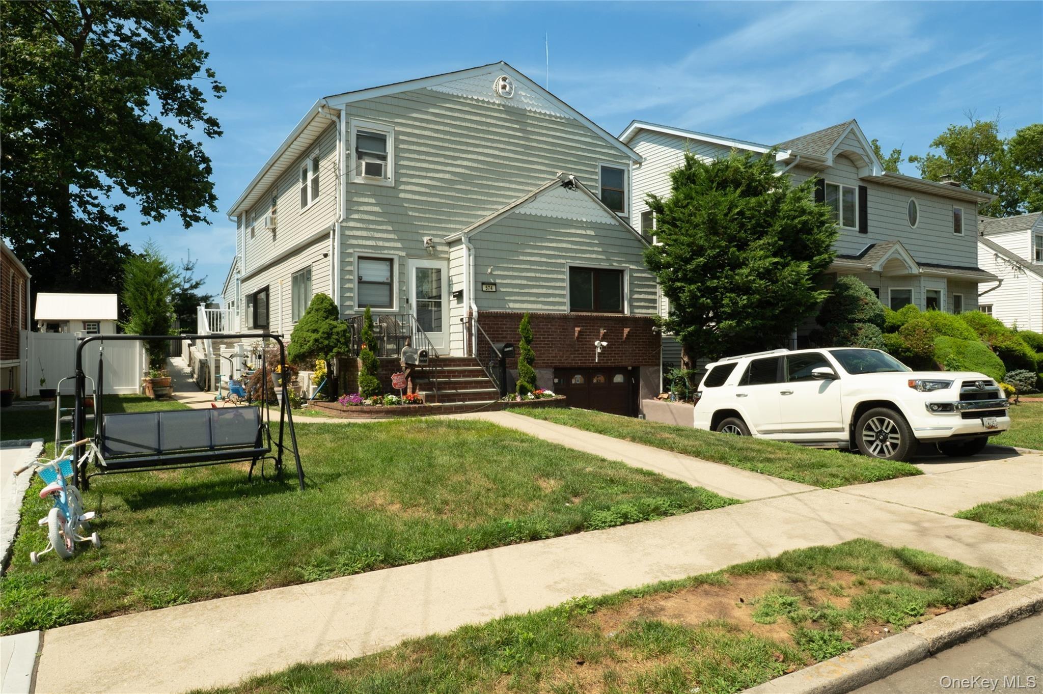 Lincoln St, Cedarhurst, NY 11516