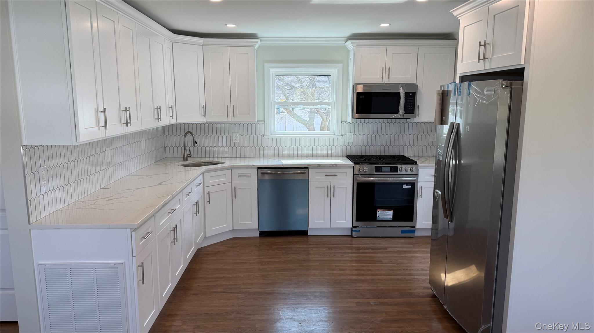 4th Ave, West Babylon, NY 11704