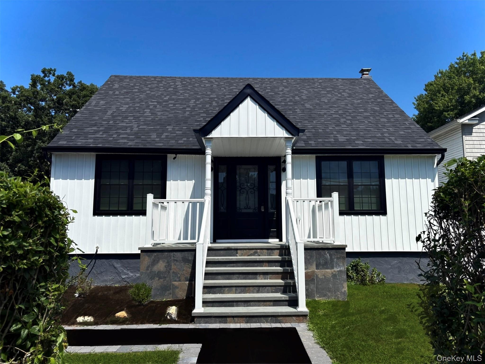 E Lakeland St, Bay Shore, NY 11706