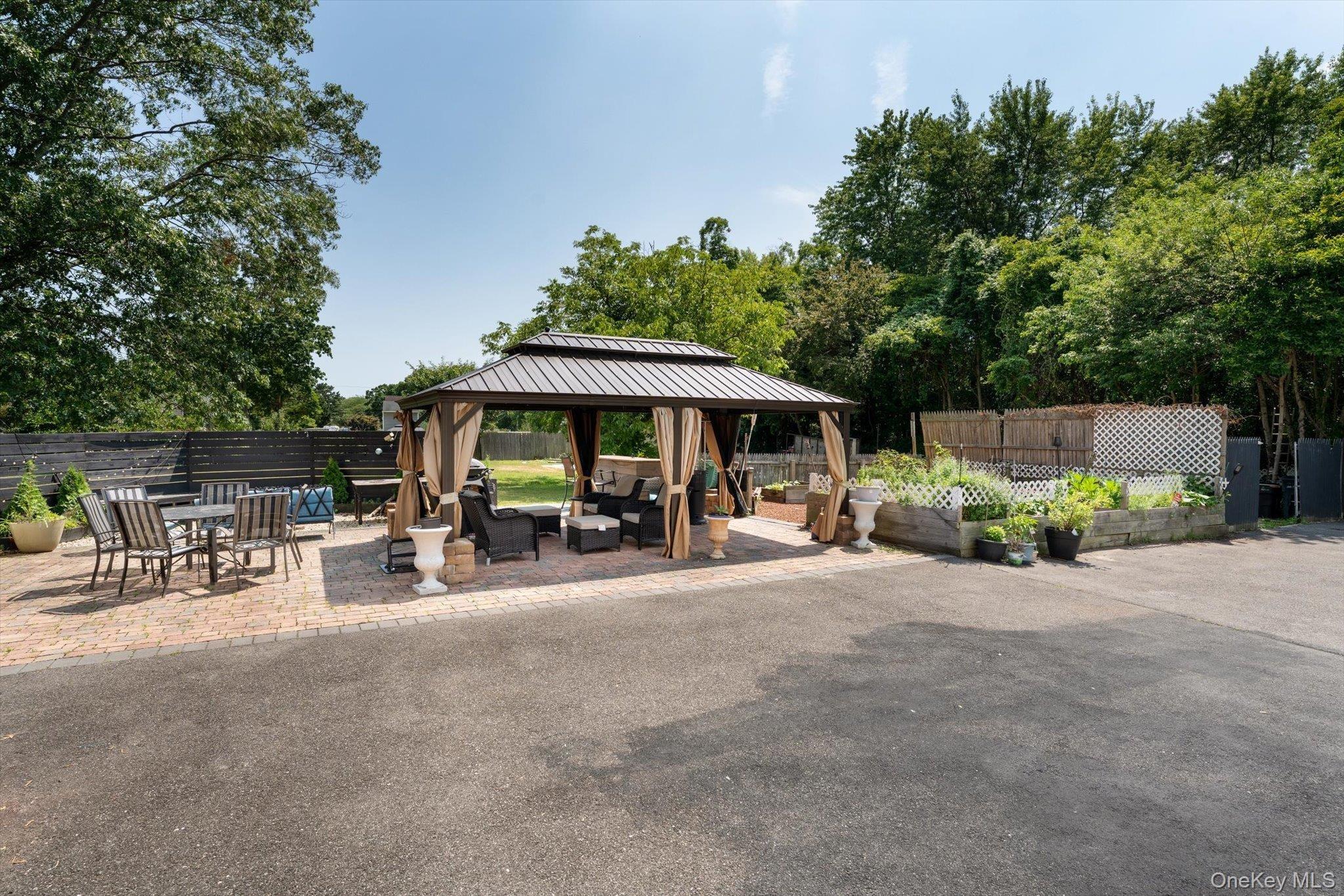 Massachusetts Ave, Bay Shore, NY 11706