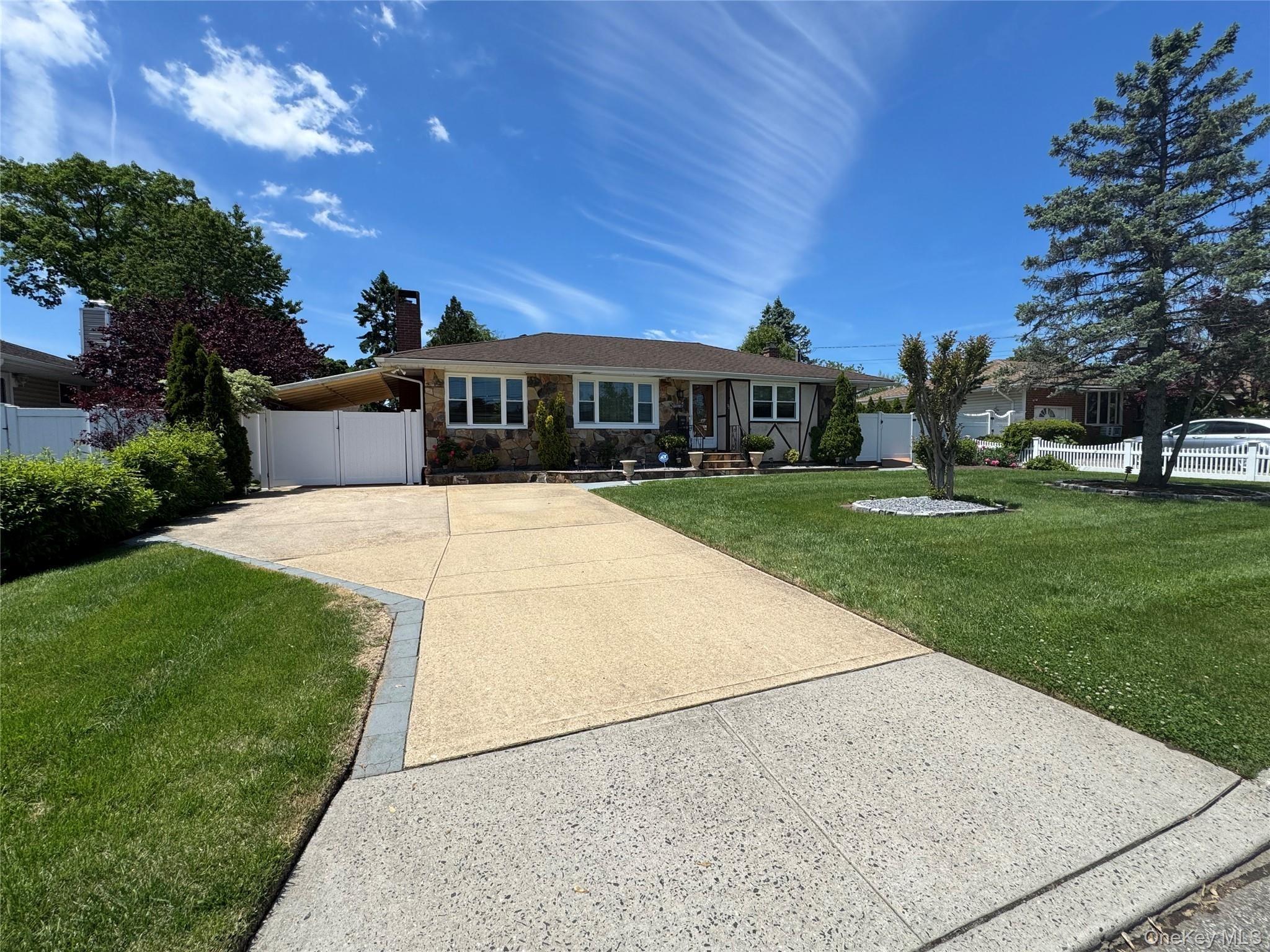 W 8th St, Deer Park, NY 11729