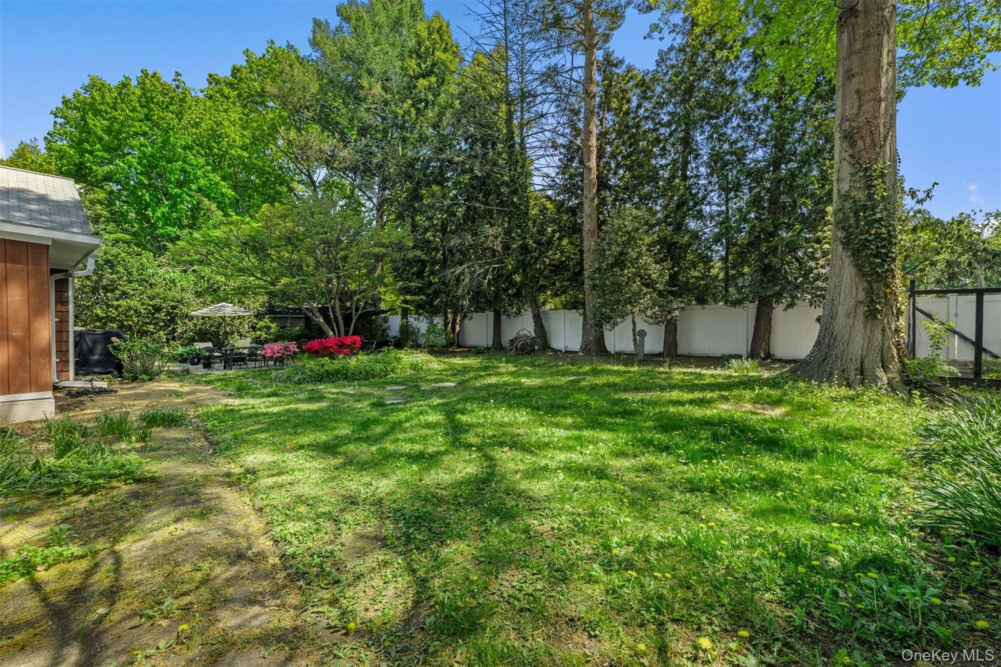 W Neck Rd, Huntington, NY 11743