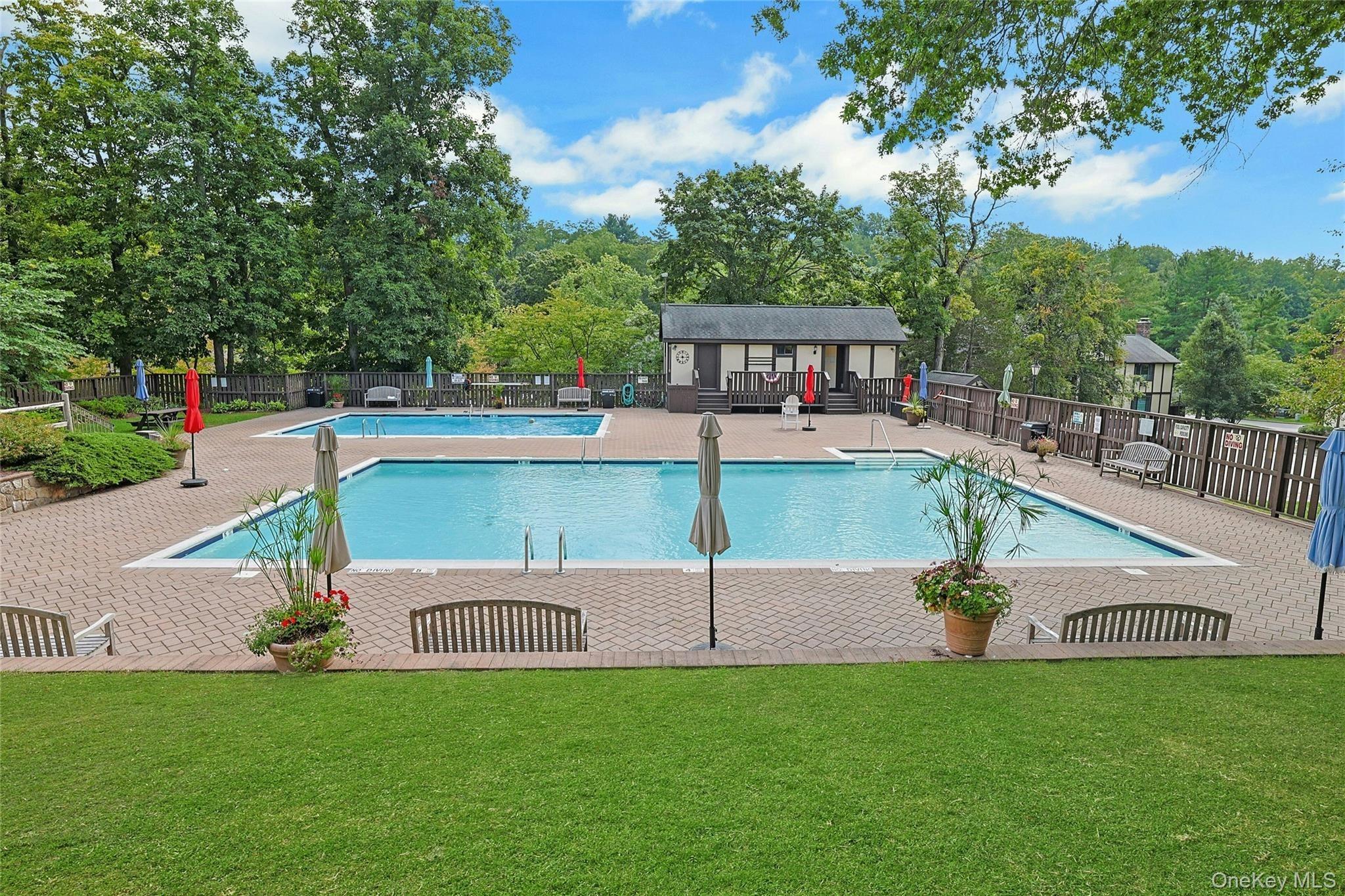 Foxwood Dr, Pleasantville, NY 10570