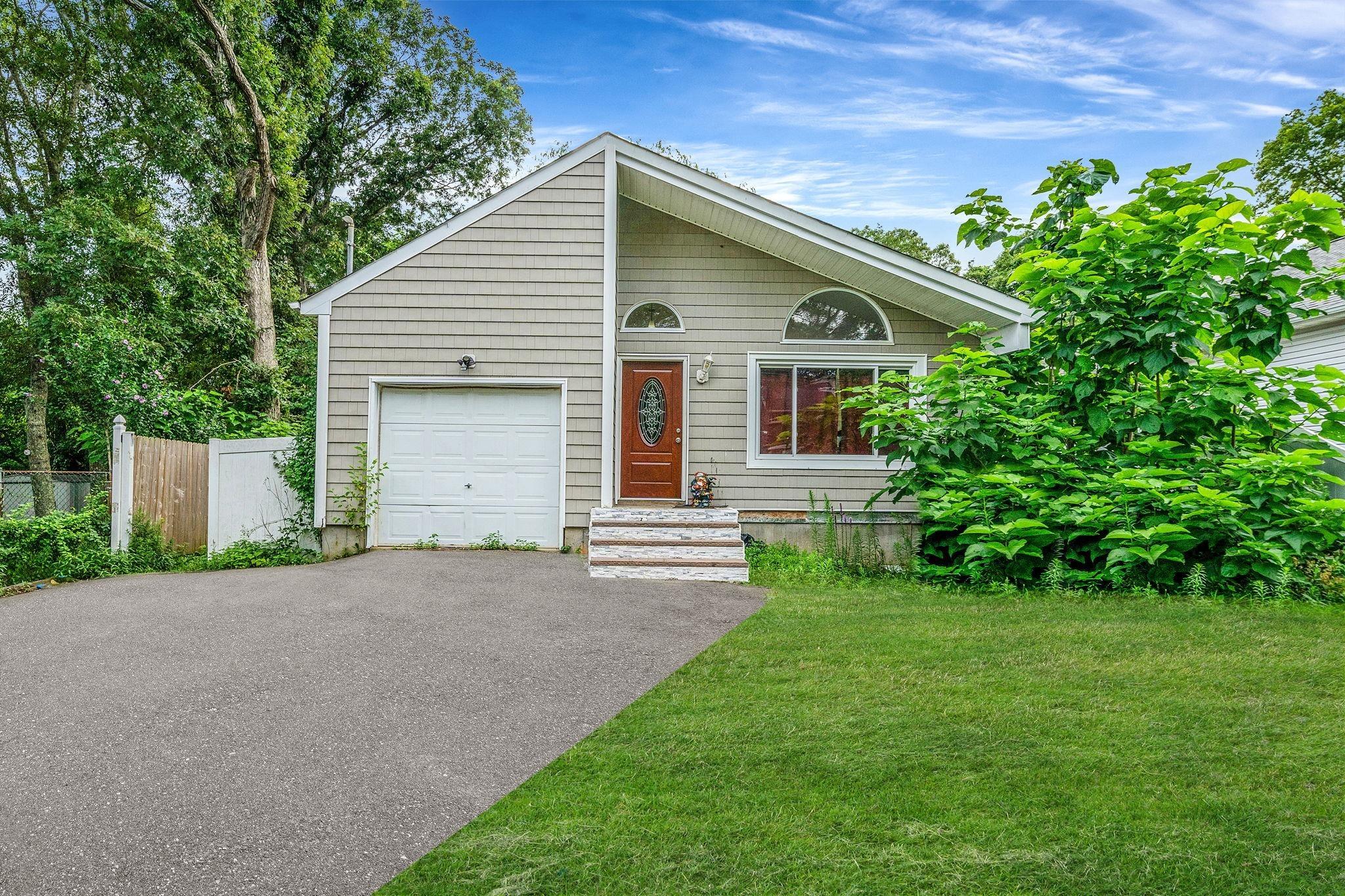 Glen Dr, Shirley, NY 11967