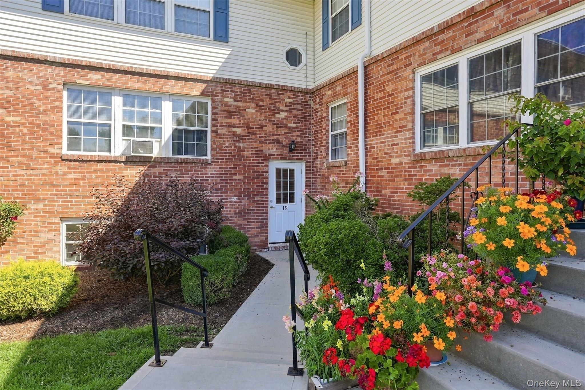 Huguenot St, New Paltz, NY 12561
