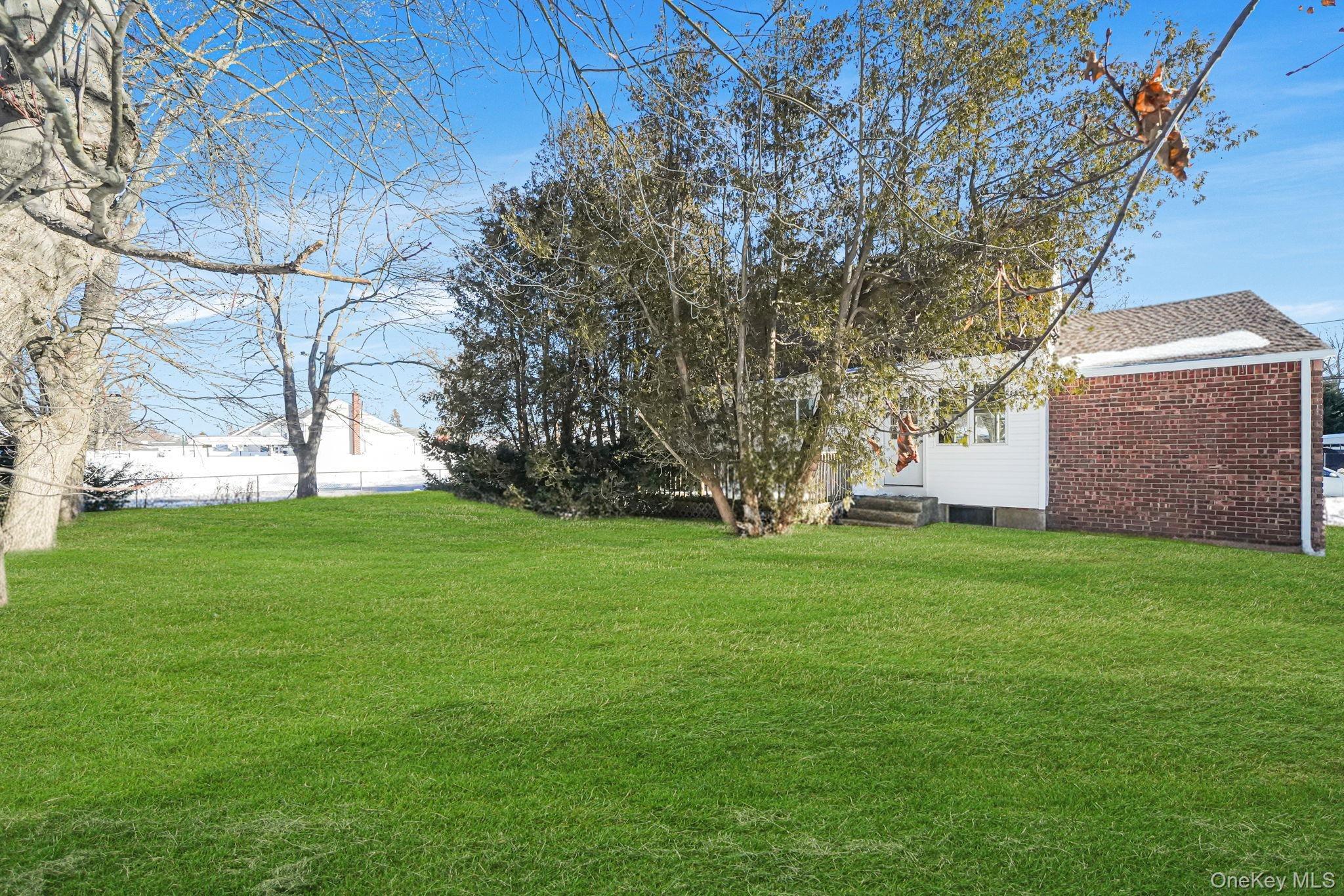 W 17th St, Deer Park, NY 11729