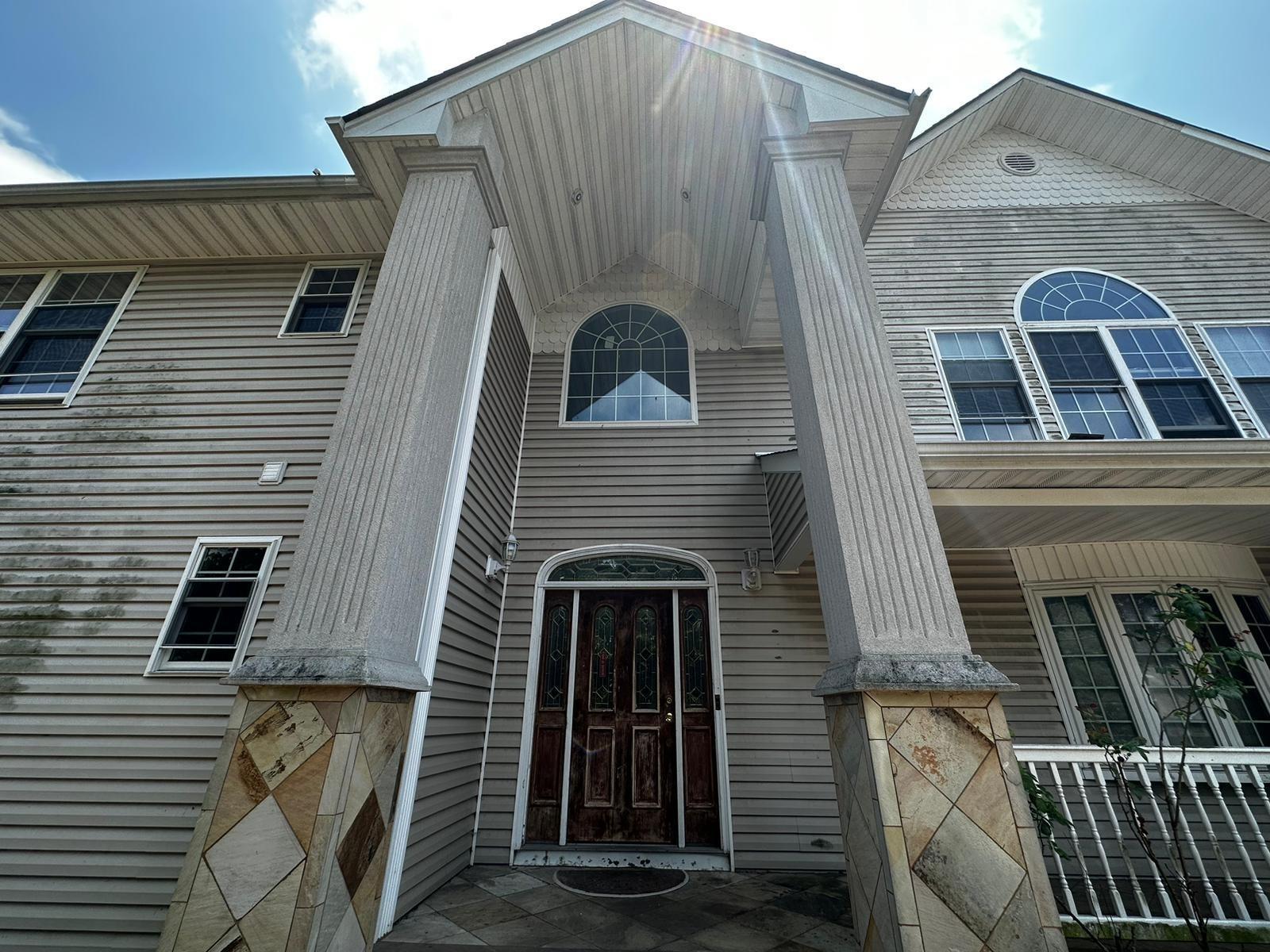 Brefni St, Amityville, NY 11701