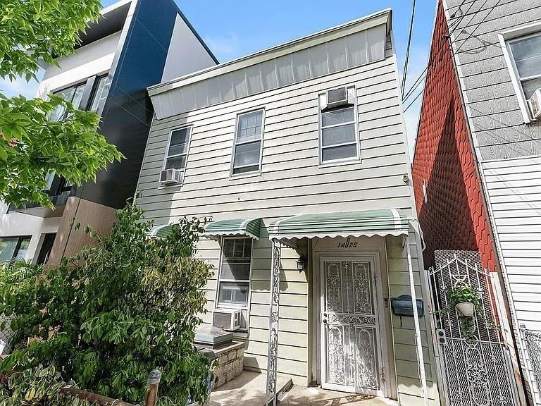 31st Dr, Astoria, NY 11106
