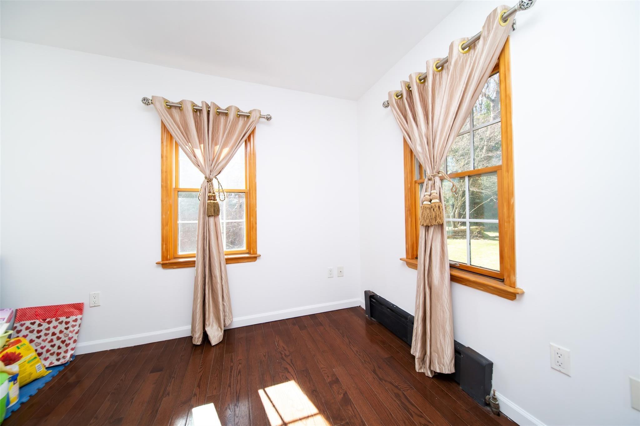Hollywood Ave, Little Neck, NY 11363