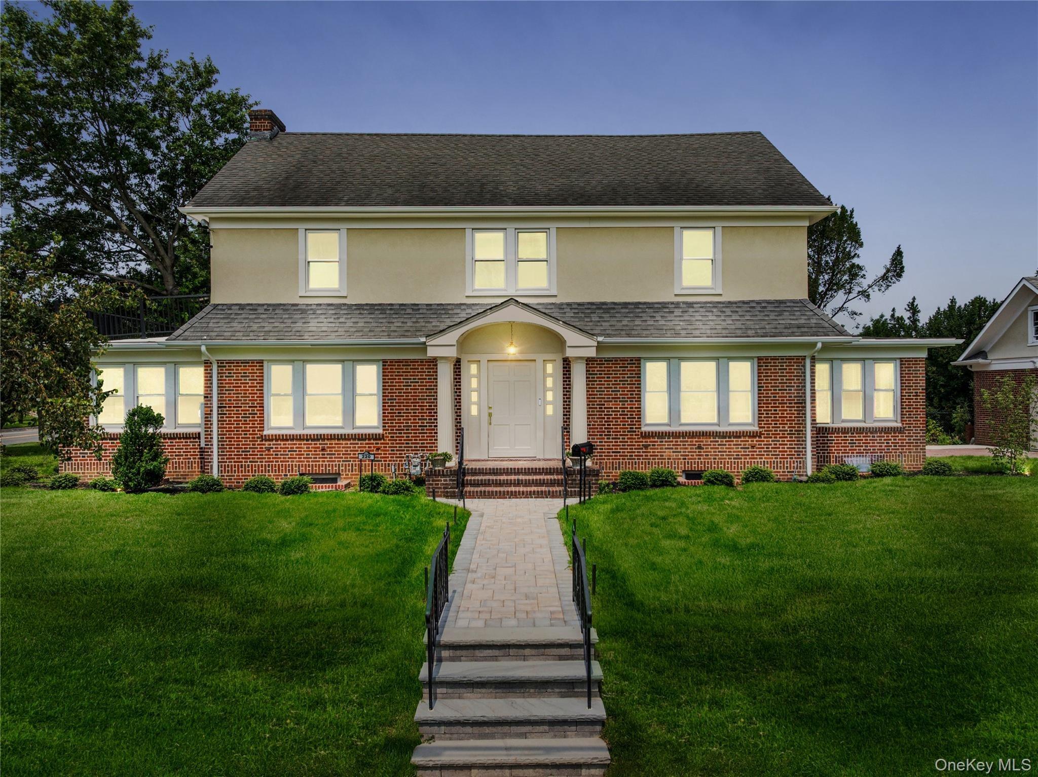 Pomander Rd, Mineola, NY 11501