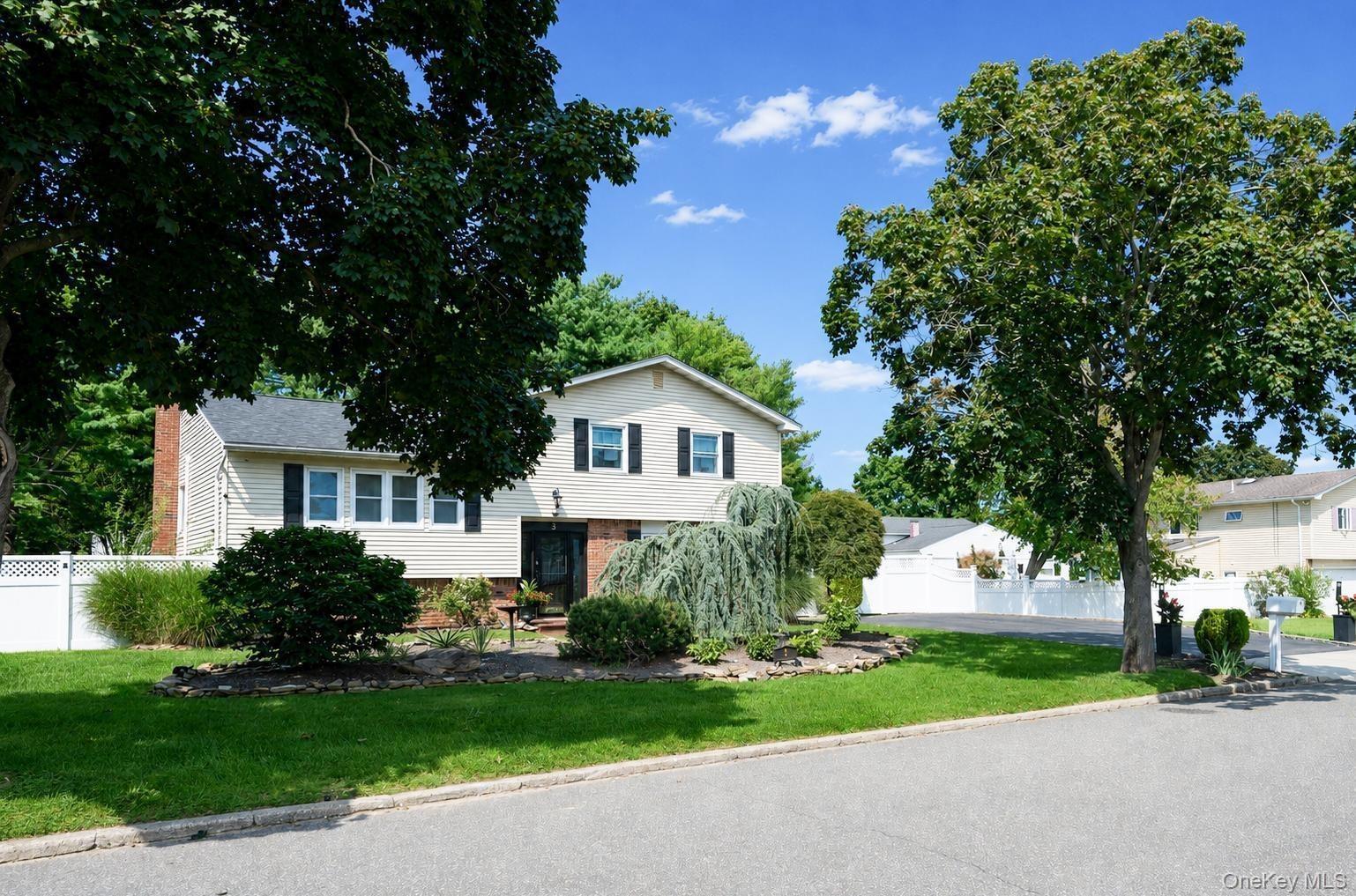Humming Ln, Coram, NY 11727
