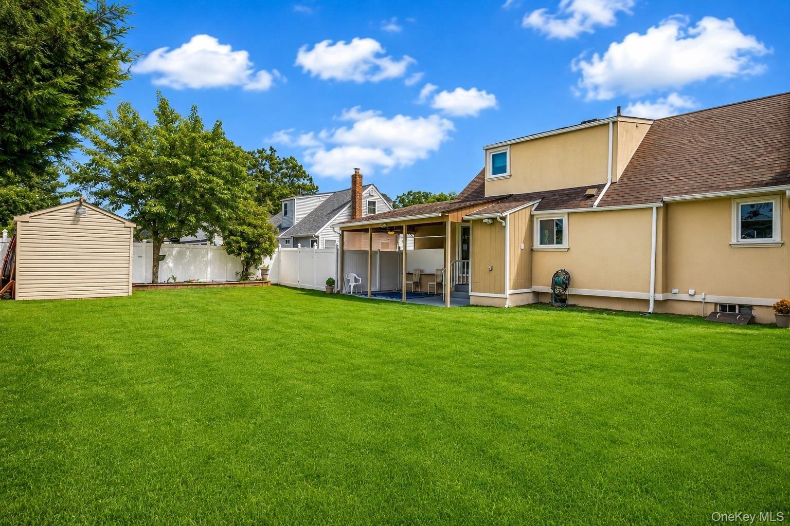 N Wisconsin Ave, Massapequa, NY 11758