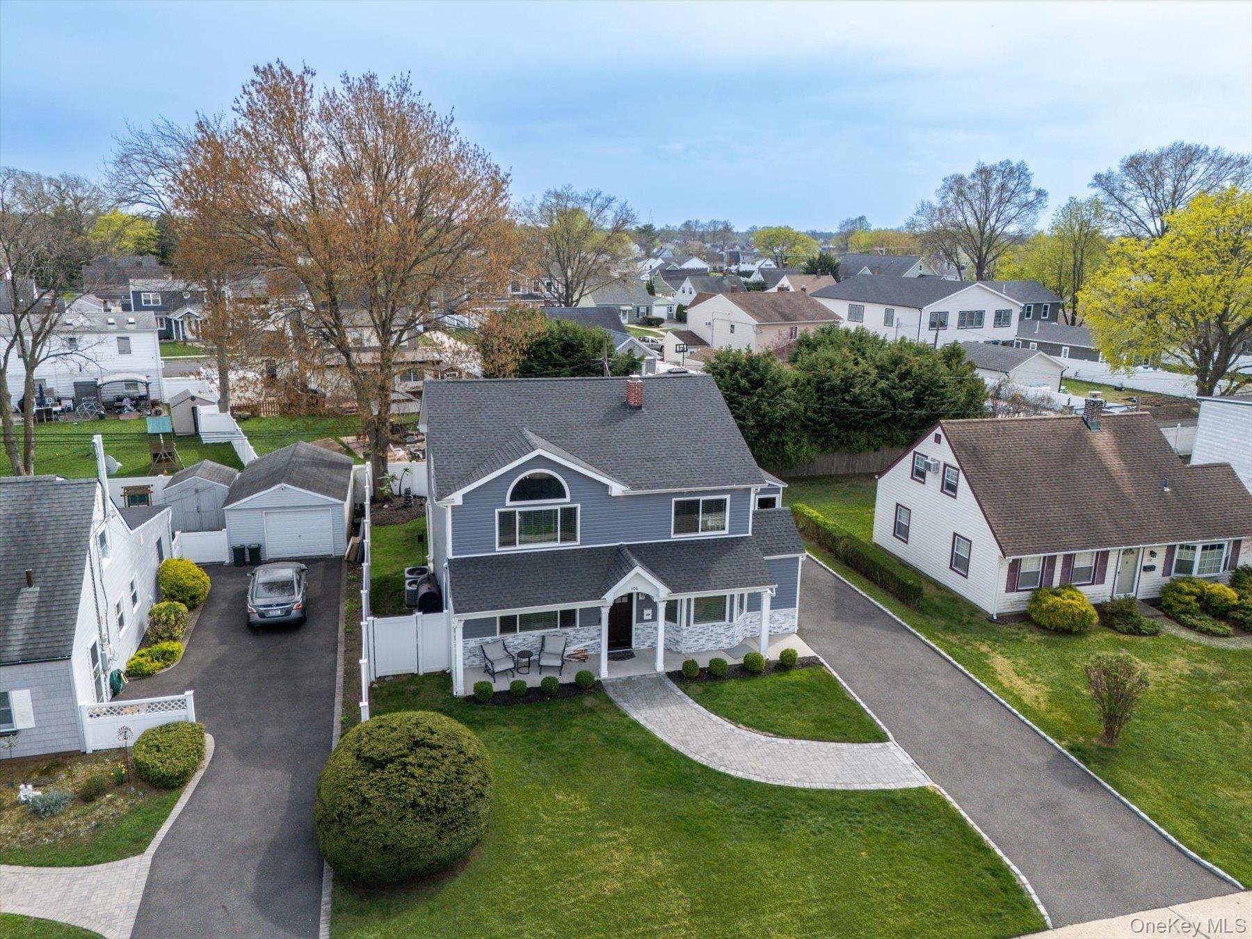 Hickory Ln, Levittown, NY 11756
