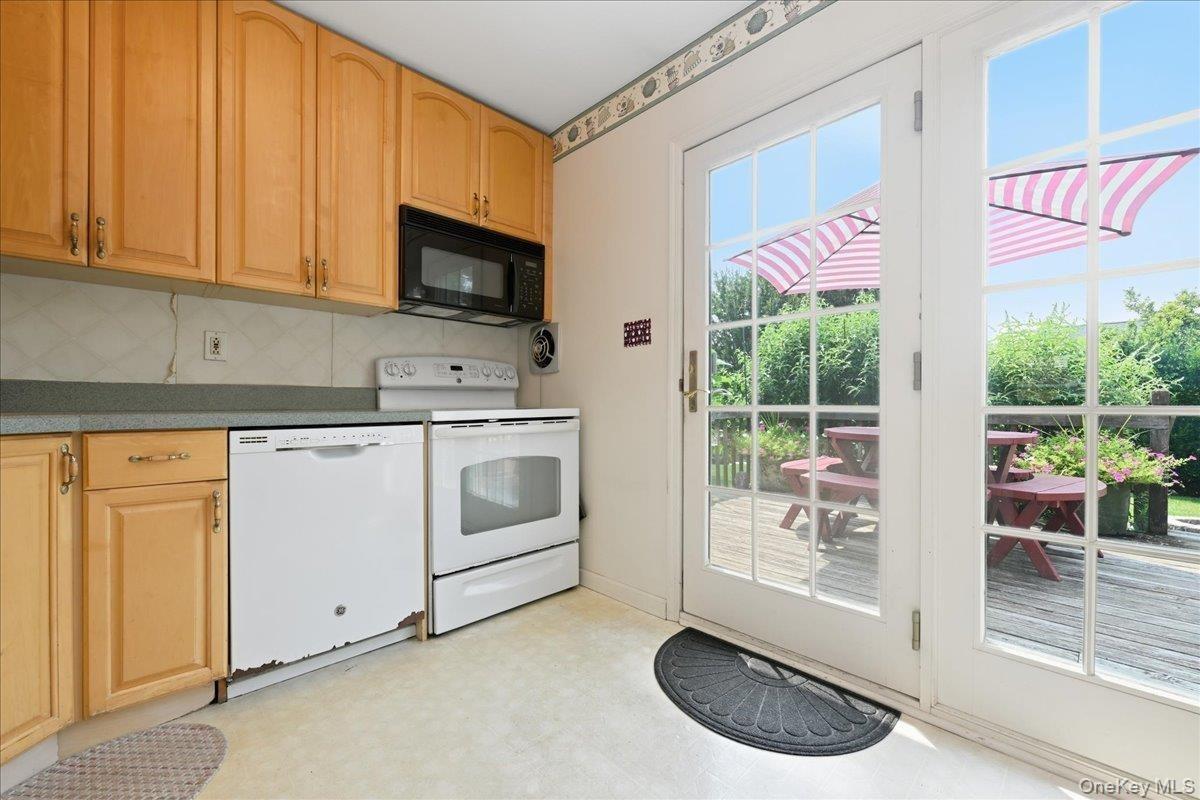 N Beech St, Massapequa, NY 11758